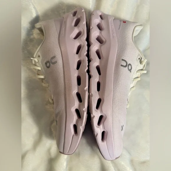 On Cloudtilt Womwn’s Running Shoe - Picture 3 of 15